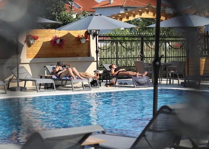 Bujtina Siar ポグラデツ